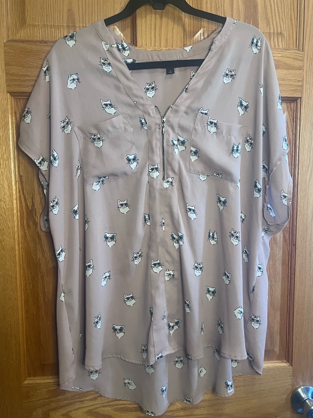 Torrid 1(1X) mauve cat-print split-neck pullover blouse sunglasses-wearing cats